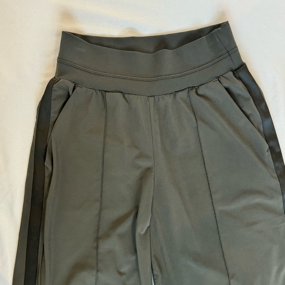 Athleta Nolita wide leg pant in mountain olive (dark khaki green) - Picture 3 of 7